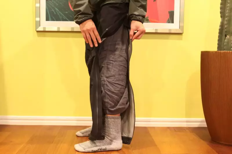 レインパンツのサイドジッパー