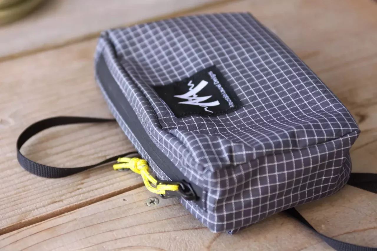 マウンテンローレルデザイン ブリトーウエストパック 厚み