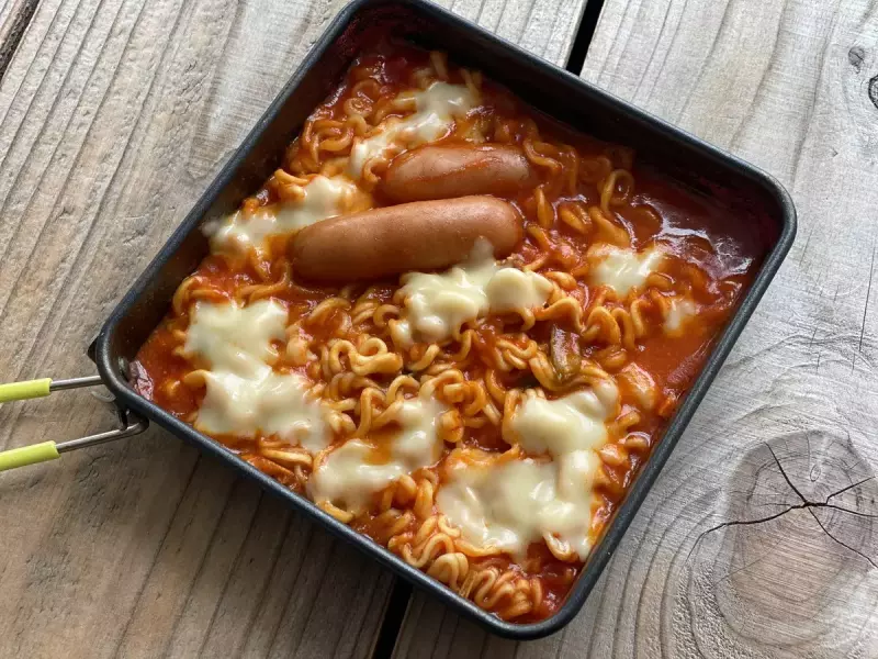 【簡単レシピ】コンビニ食材だけで作る『濃厚トマトチーズ辛ラーメン』