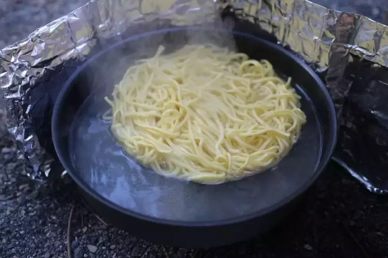 フライパンだと棒ラーメンではない乾麺を使うことができる