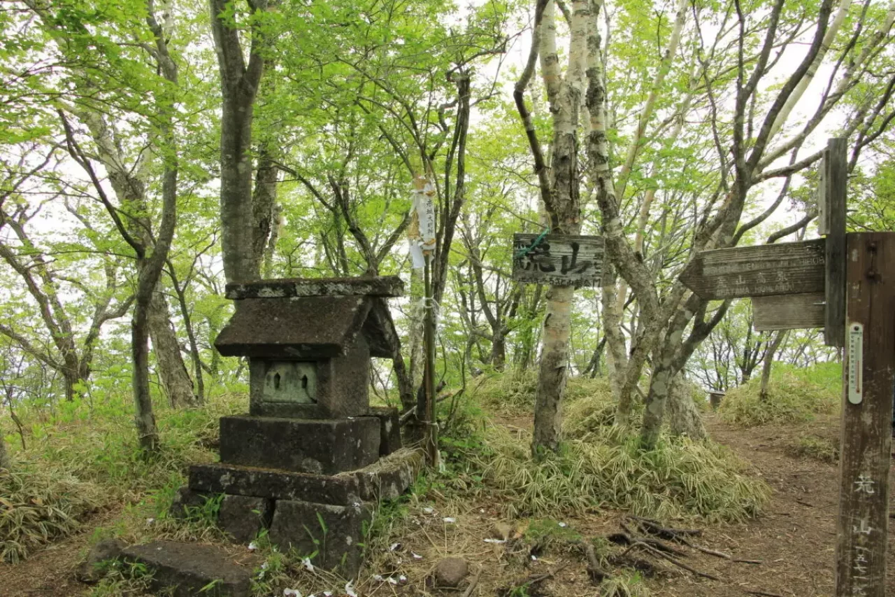 荒山山頂近くの祠