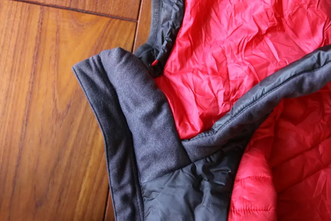 化繊ジャケット 首元