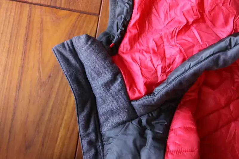 化繊ジャケット 首元