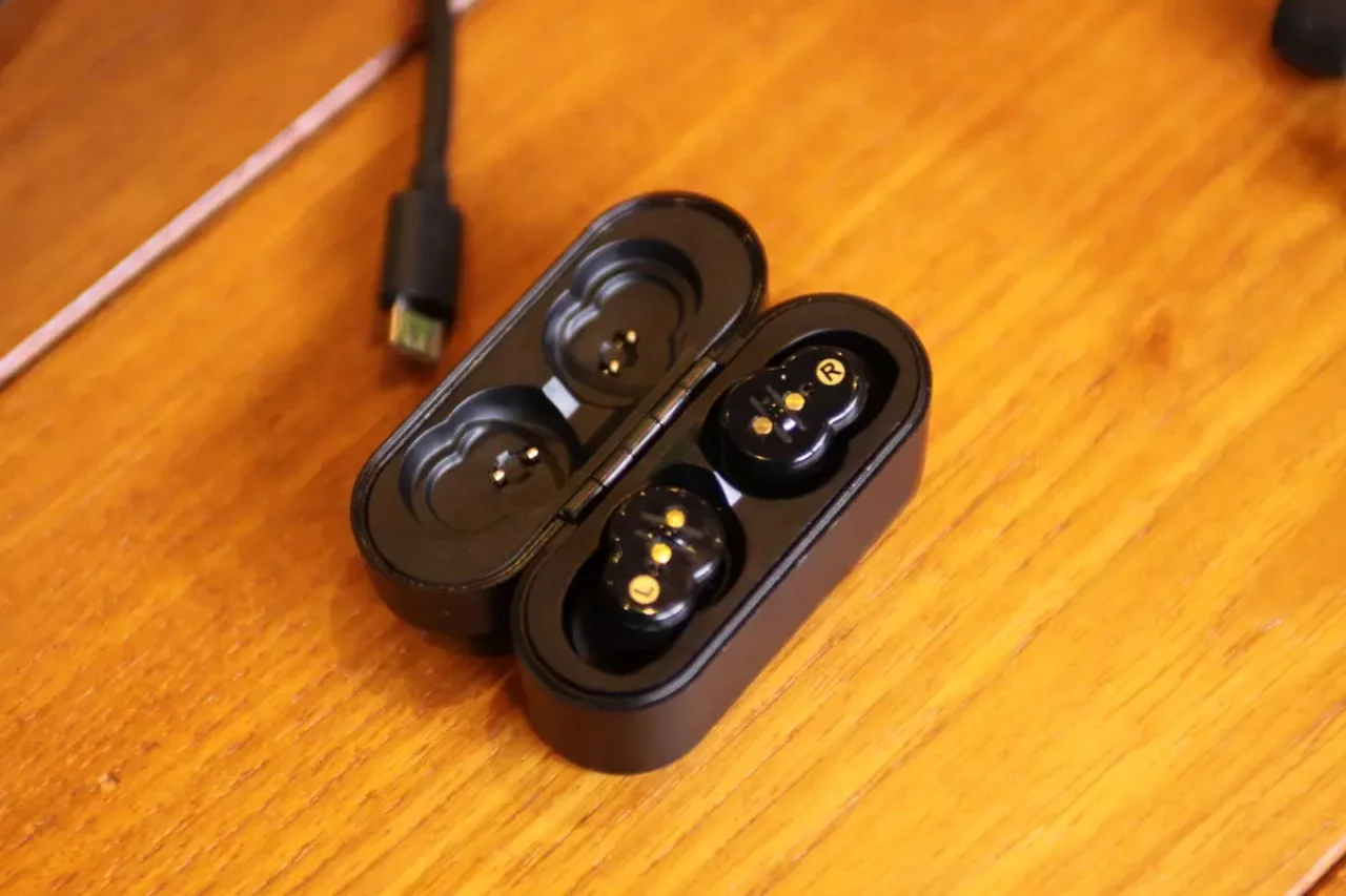 電子耳栓QuietOn sleep 充電時