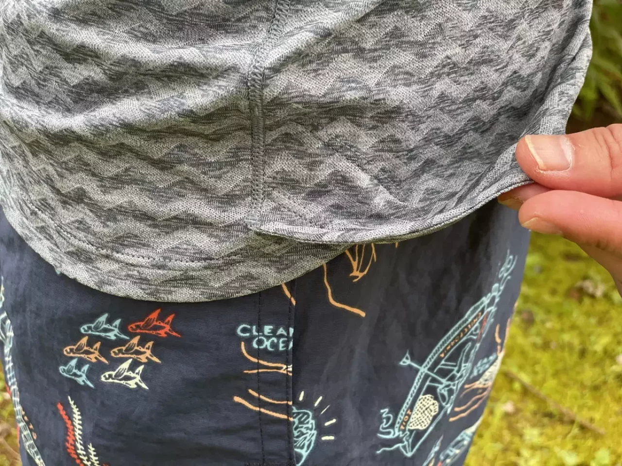 両脇のスリットは活動中のフィット感を向上