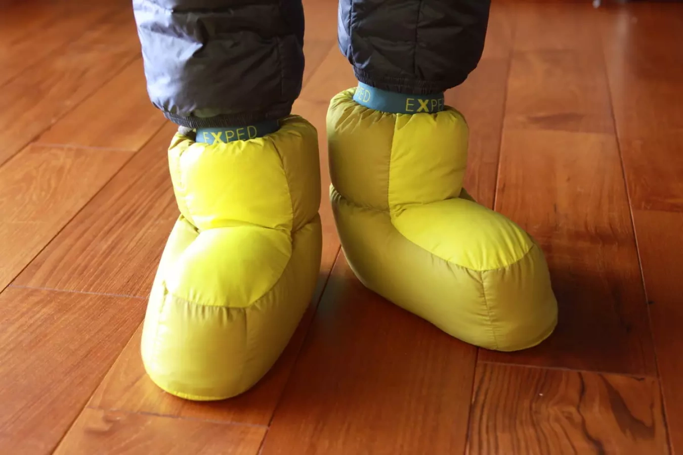【レビュー】足の保温に最適 EXPEDのダウンシューズ