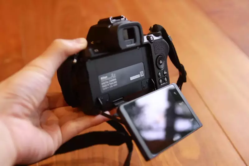Nikon Z 50 登山 コンパクト 軽量 チルト式