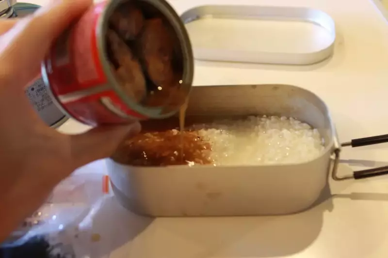 2.缶詰の汁を入れる