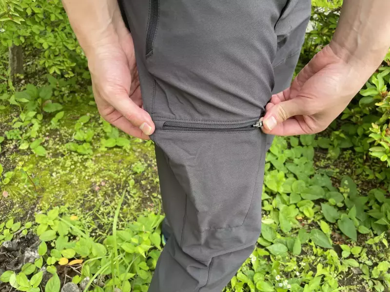 多彩なポケットが特徴のトレッキングパンツ