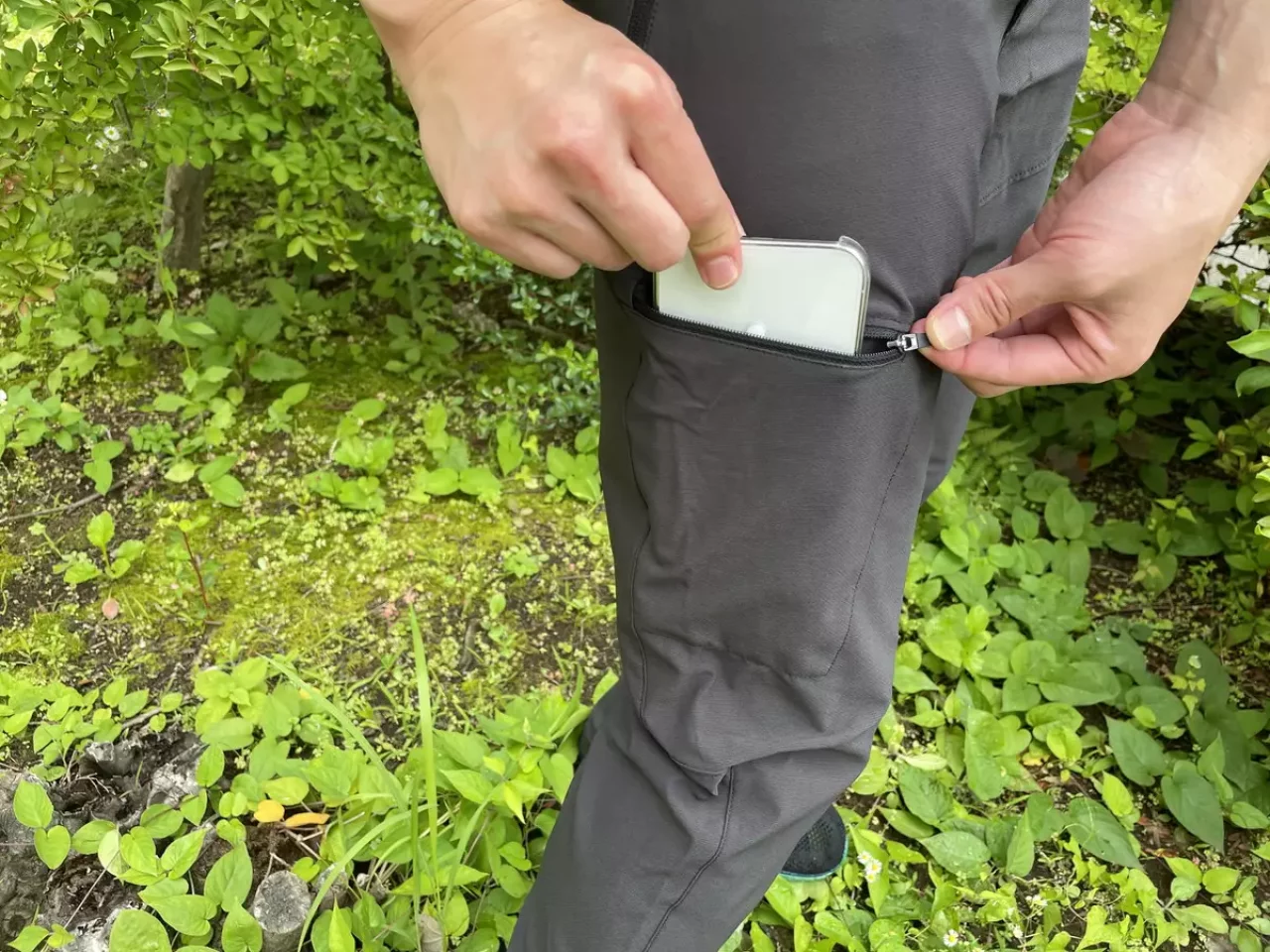 多彩なポケットが特徴のトレッキングパンツ