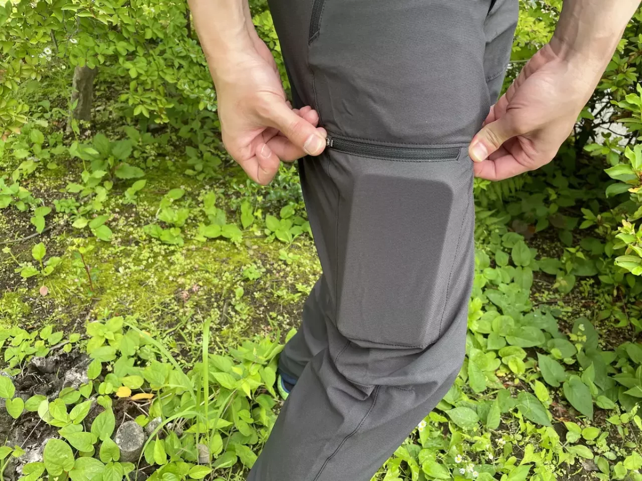 多彩なポケットが特徴のトレッキングパンツ