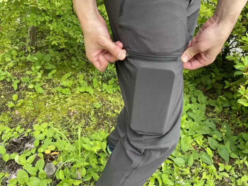 多彩なポケットが特徴のトレッキングパンツ