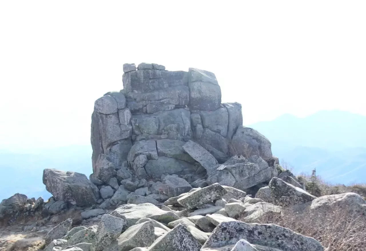 世界でも類を見ない頂上に佇む大きな五丈岩