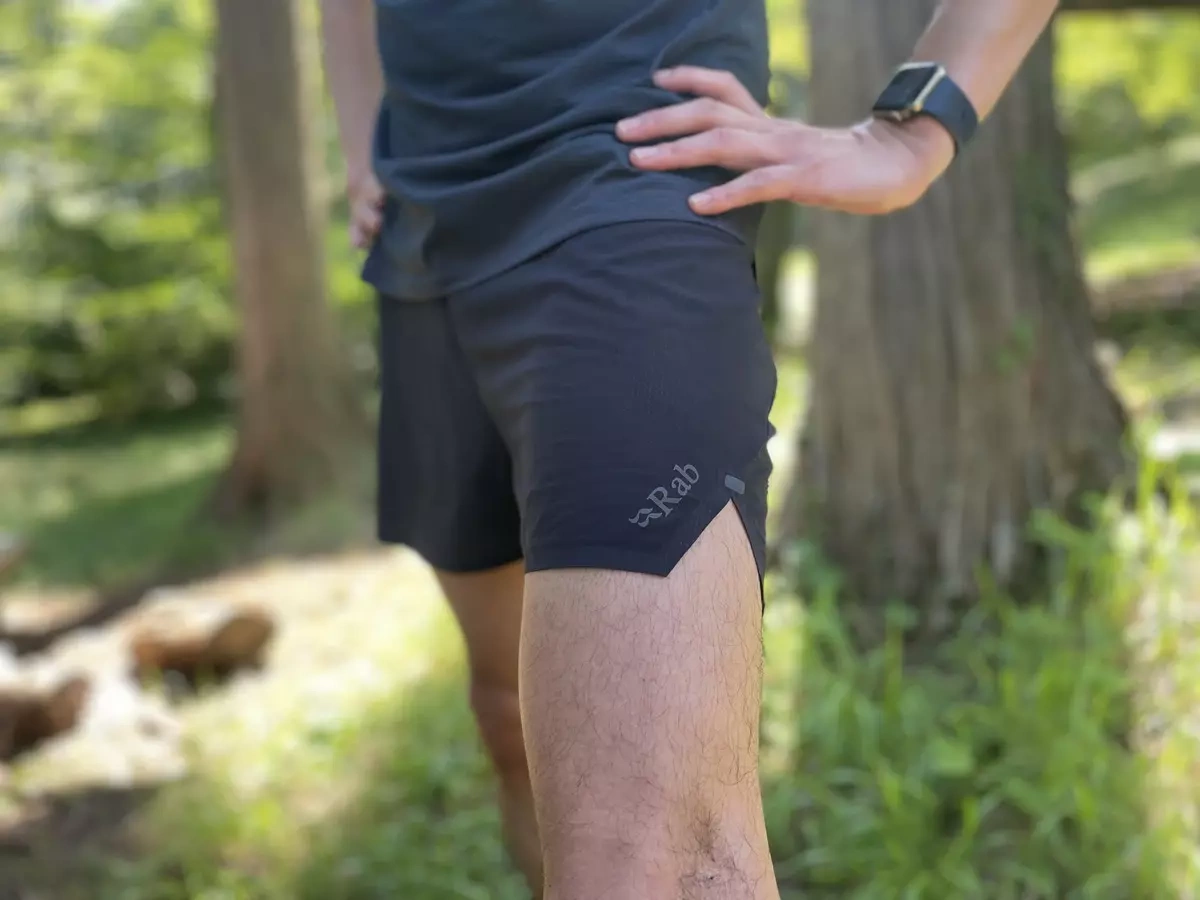【レビュー】真夏日のトレイルランを涼しく軽快に楽しむ−Rab『Talus ウルトラショーツ』