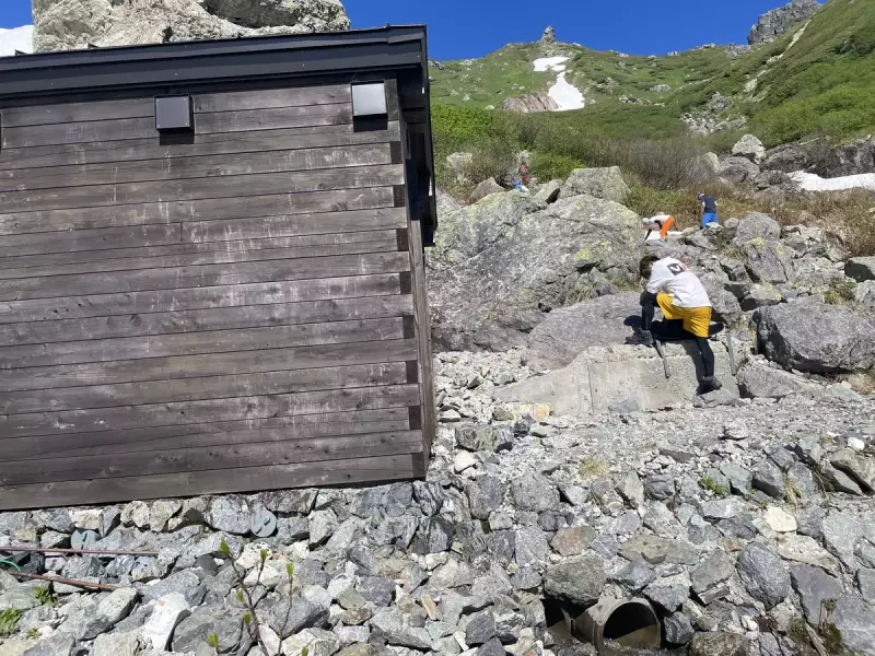 白馬大雪渓上部の避難小屋から村営頂上宿舎