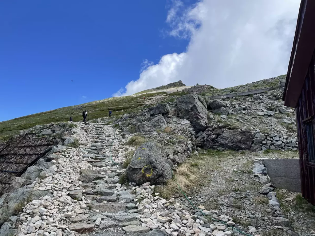 村営頂上宿舎から白馬岳へピストン