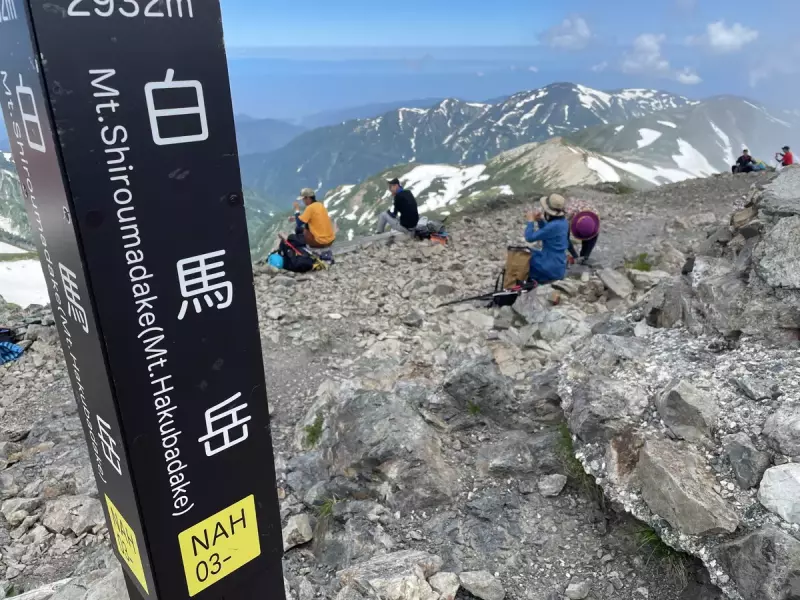 村営頂上宿舎から白馬岳へピストン