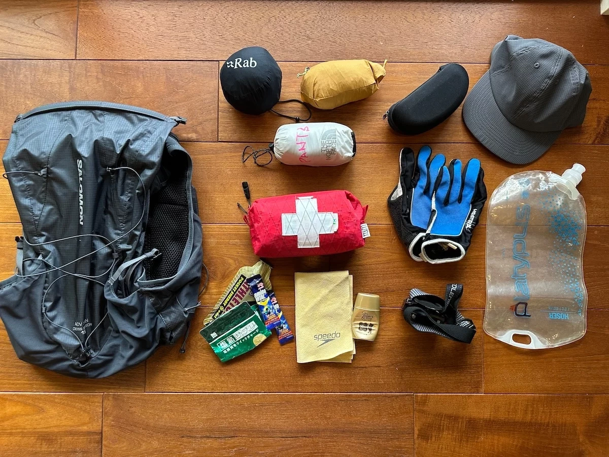 日帰り登山の必須装備ーファストハイクスタイルは15Lのザックに収納