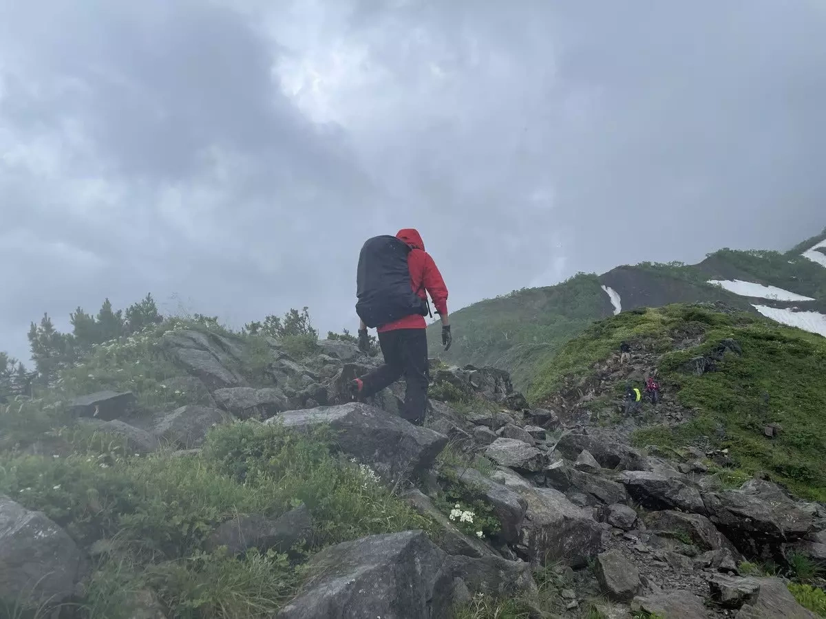 登山用レインウェアは素材と目的で選ぶ−おすすめモデルの比較紹介