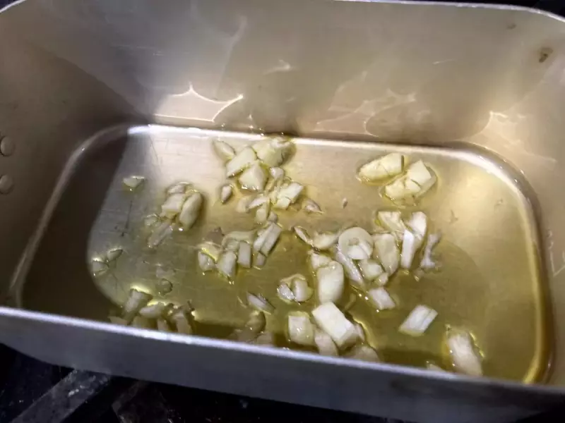 オリーブオイルとにんにくを炒める メスティン山ごはん