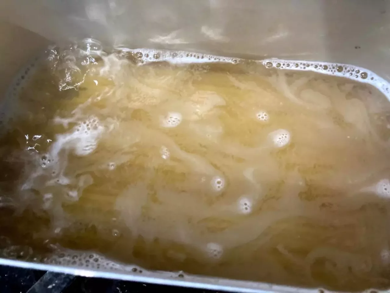 パスタを混ぜながらゆでる メスティン山ごはん