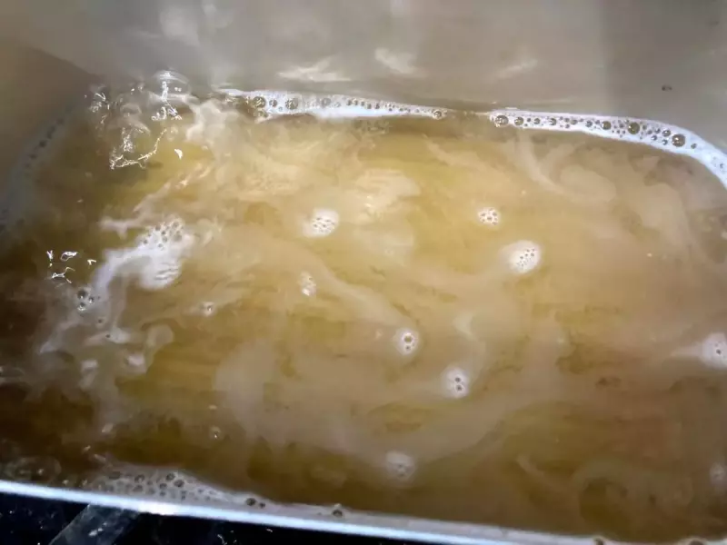 パスタを混ぜながらゆでる メスティン山ごはん