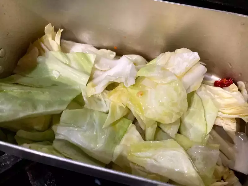 キャベツを炒める