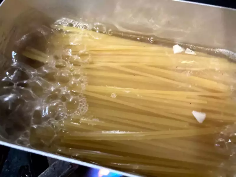 パスタをゆでる