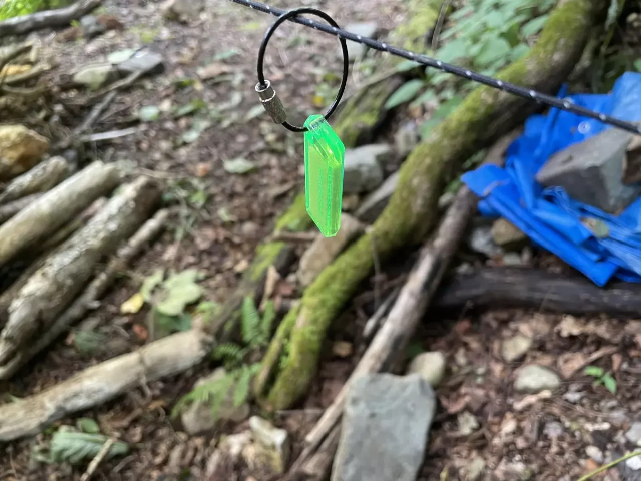 テントの張り綱に取り付けておく