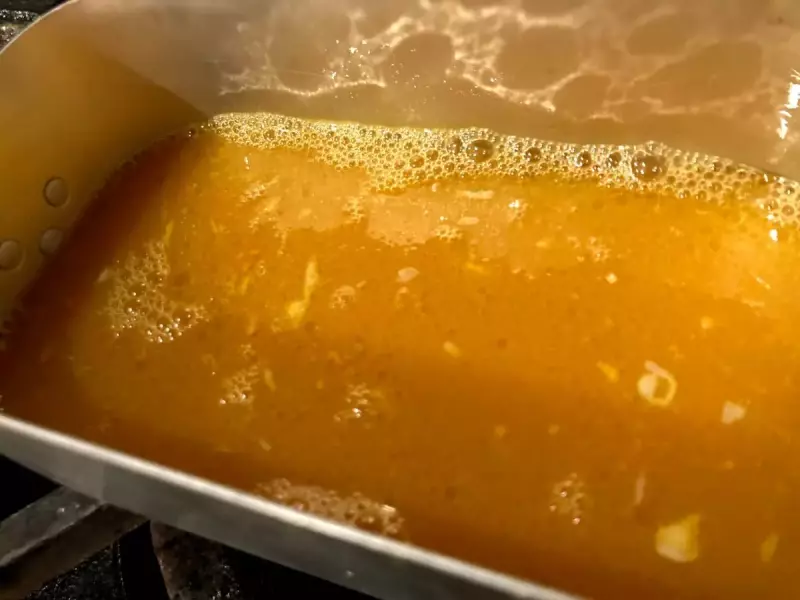 黄身と白身をよく混ぜる