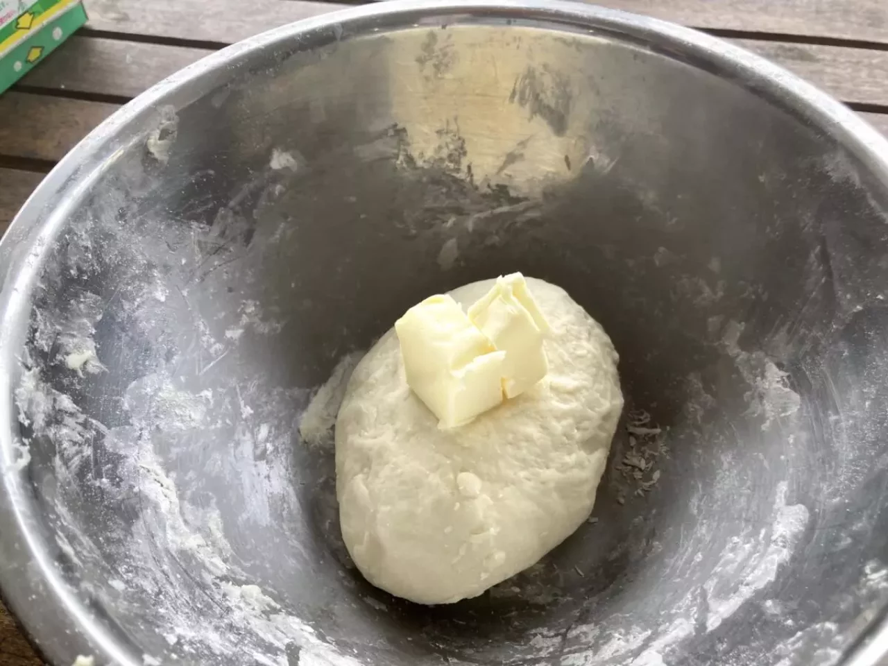 こねた生地にバターを加える