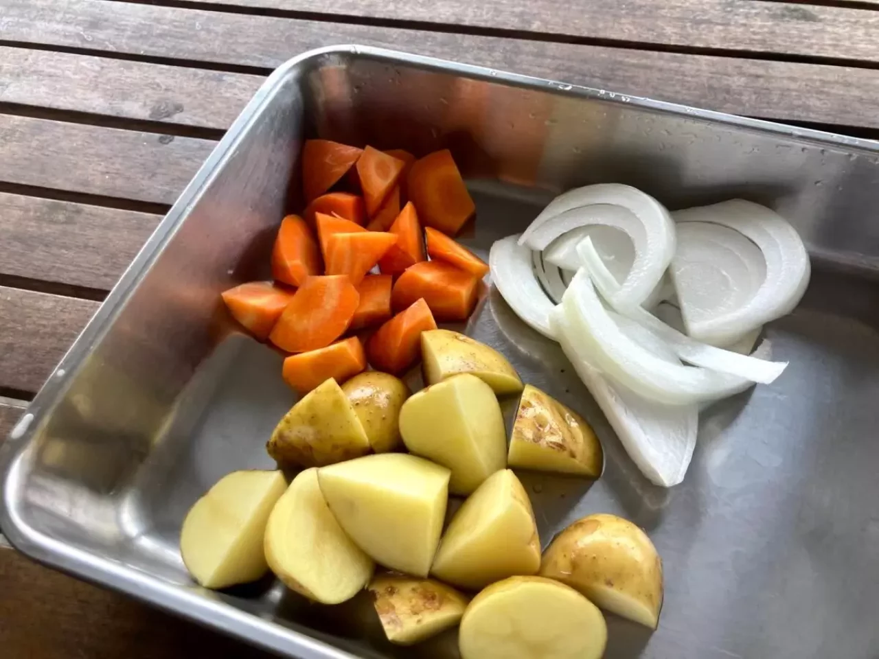 食材をカットしていく