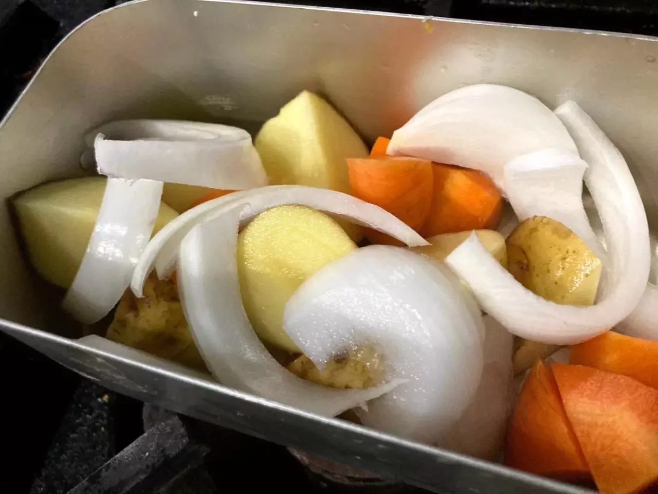 カットした野菜をメスティンに加える