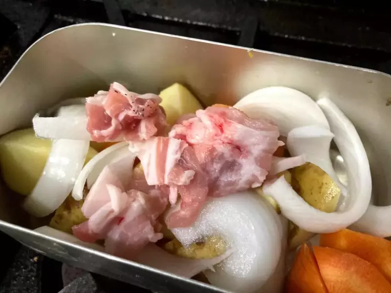 牛肉を加えていく