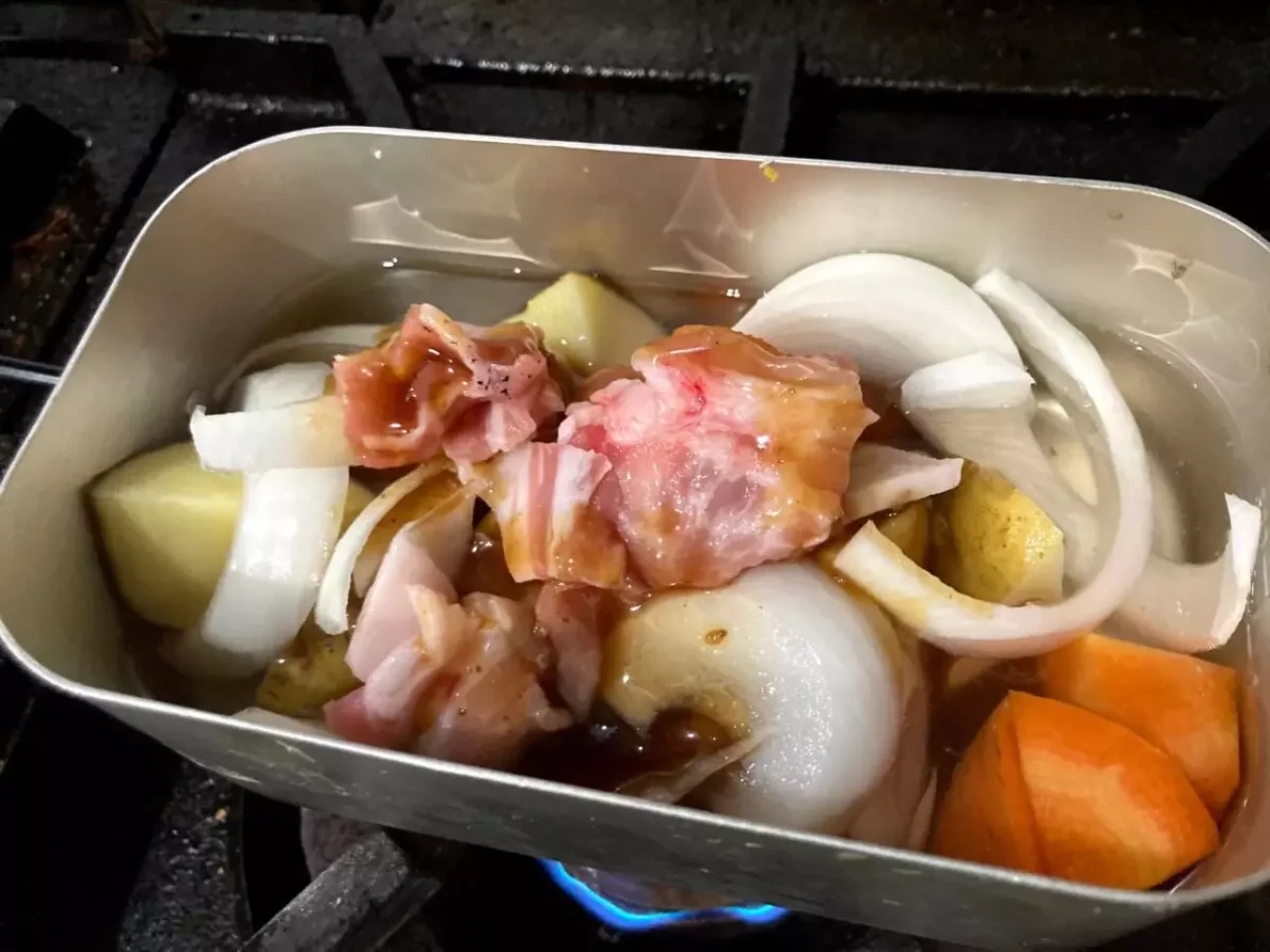 水と焼肉のタレを加える