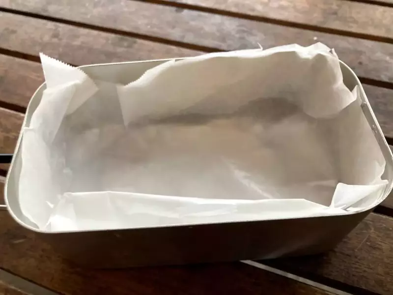アルミホイルとクッキングシートをひく