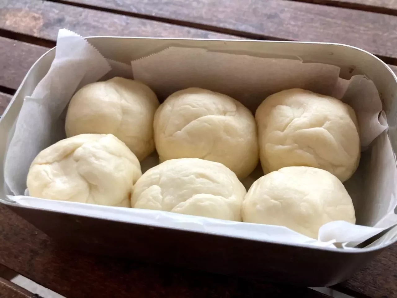 丸めてパンを並べる