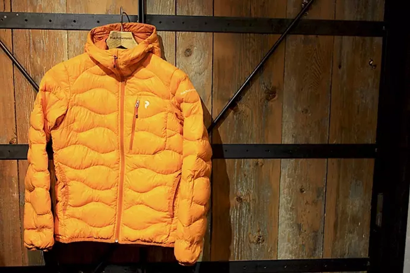 ピークパフォーマンス ヘリウムジャケット キルティング加工が特徴