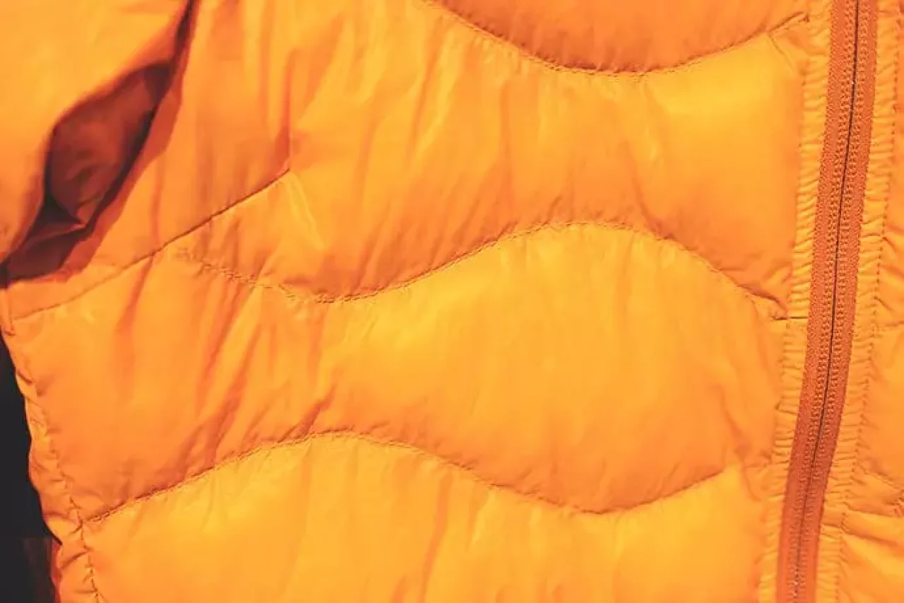 ピークパフォーマンス ヘリウムフードジャケット