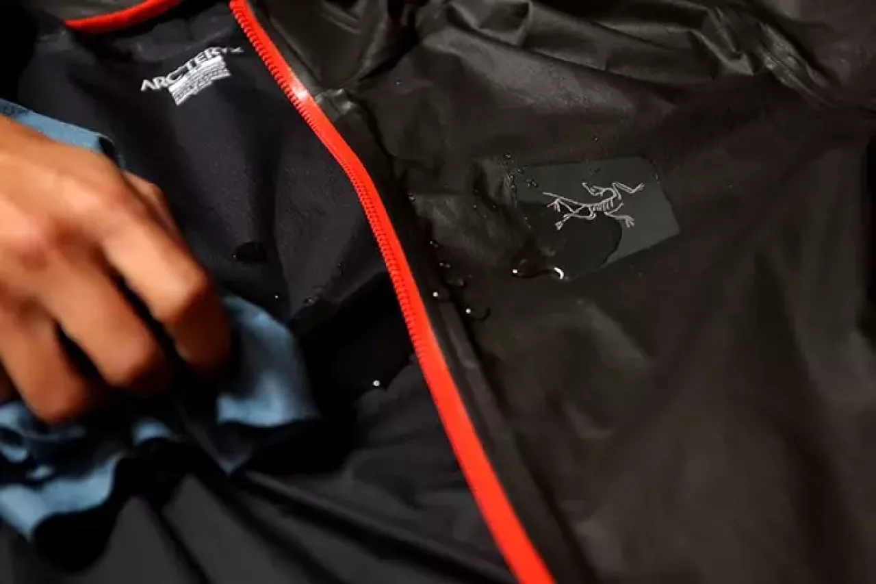 アークテリクス ノーバンSLフーディー