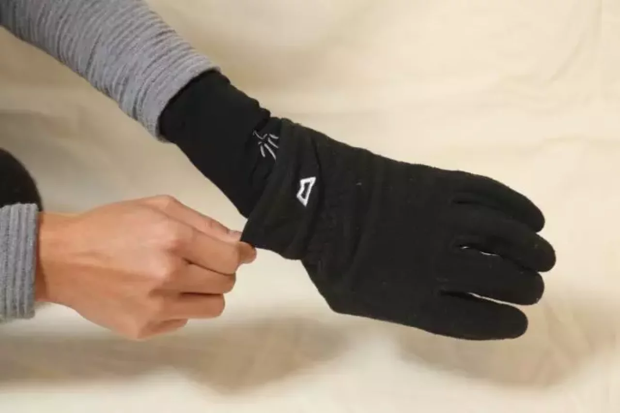 マウンテンイクイップメントのウィンドストッパーグローブ