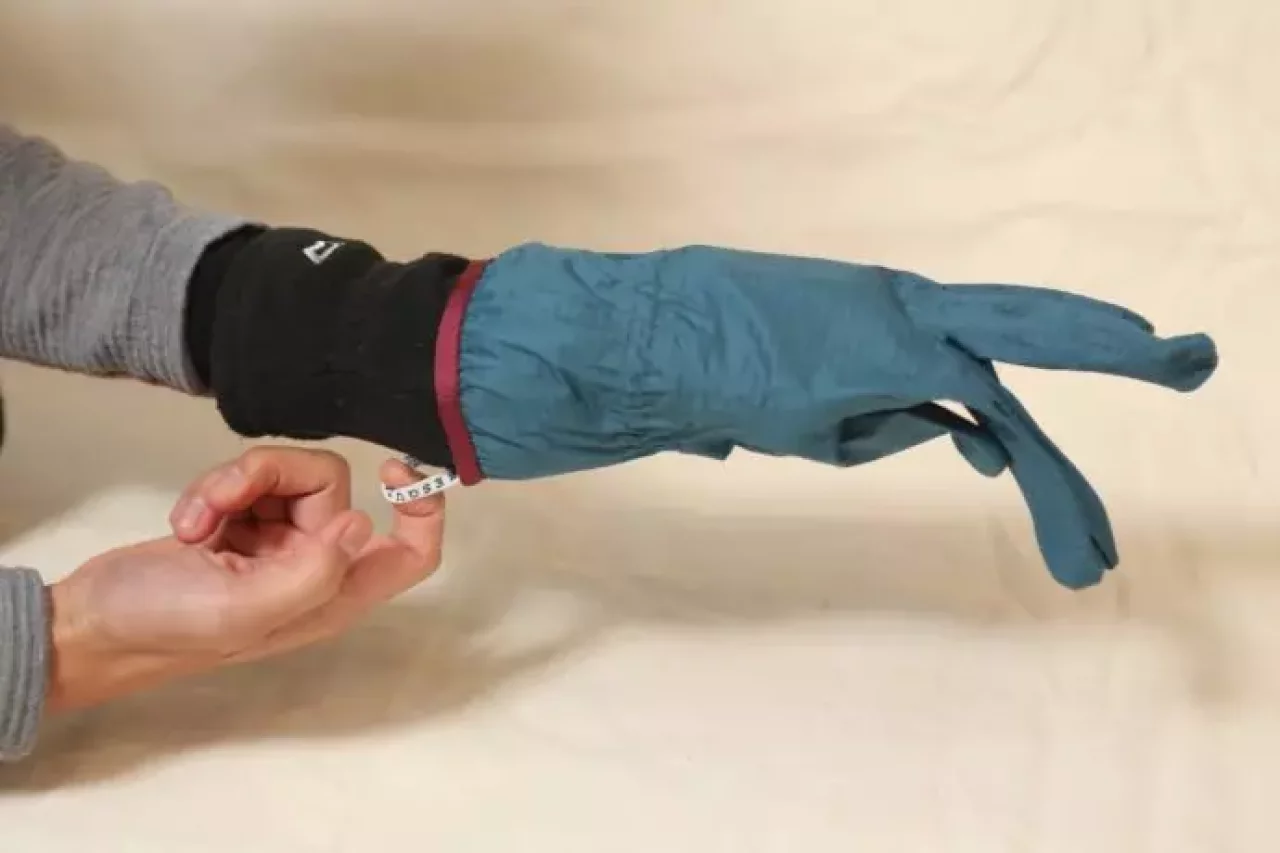 アクシーズクインのライトシェルウォータープルーフグローブ