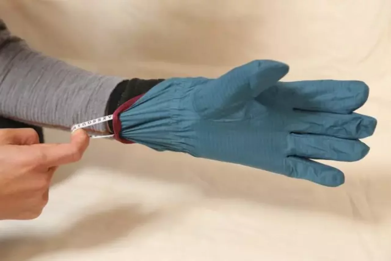 アクシーズクインのライトシェルウォータープルーフグローブ