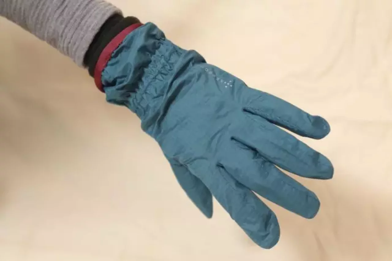 アクシーズクインのライトシェルウォータープルーフグローブ