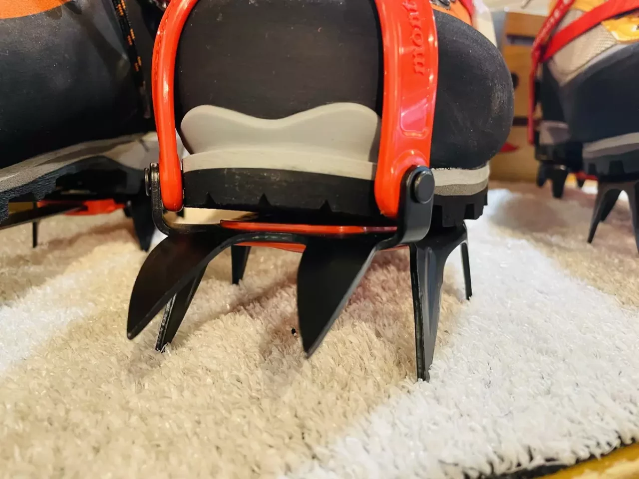 ステップ③:アイゼンのバンドで登山靴を固定する