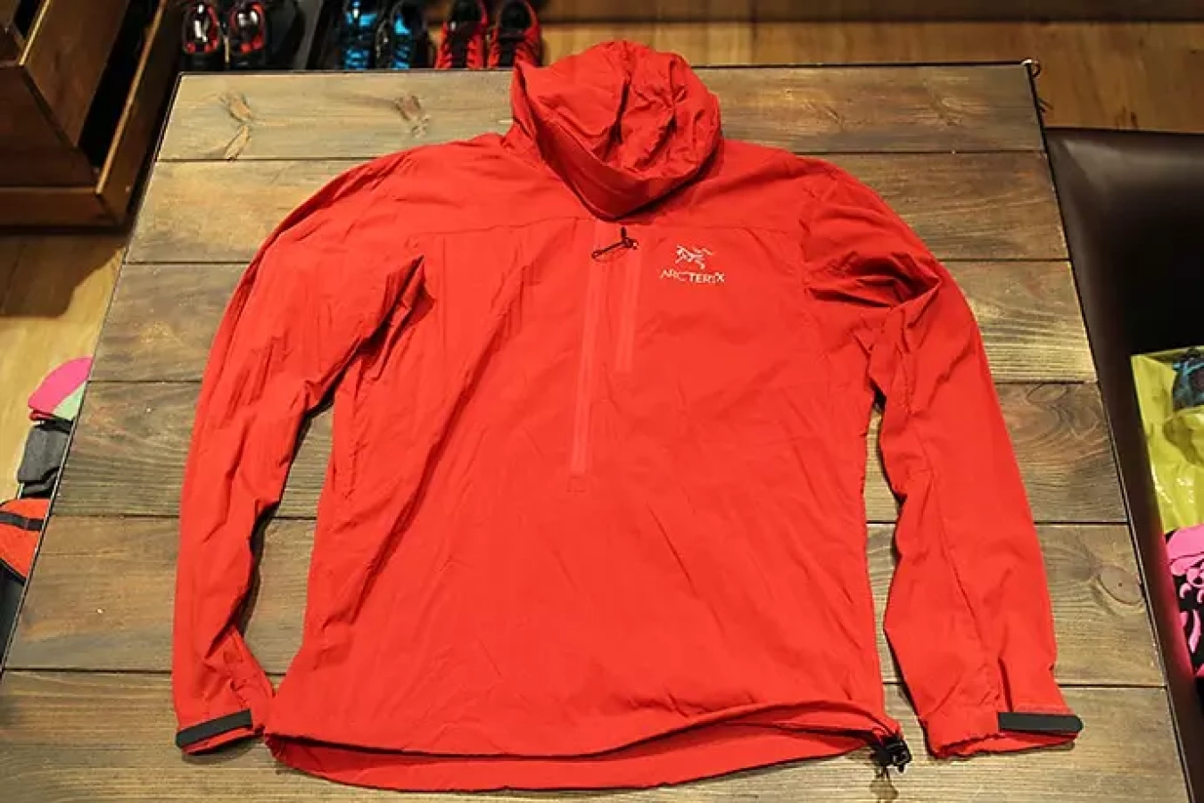 アークテリクス スコーミッシュフーディー 常に持ち歩くウィンドブレーカー