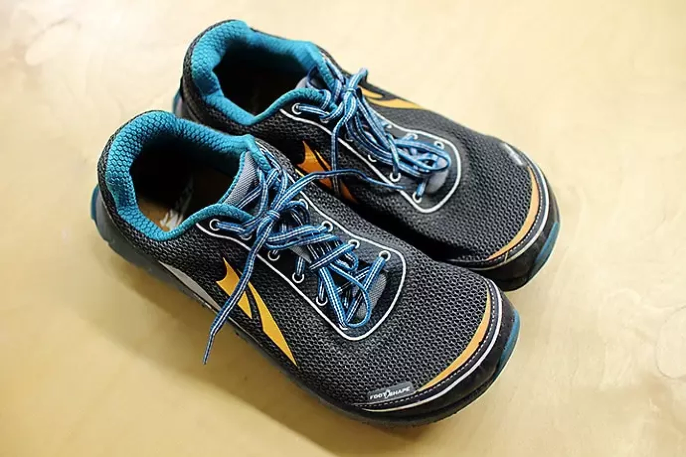 アルトラ ローンピーク 足を自然に使うトレランシューズ