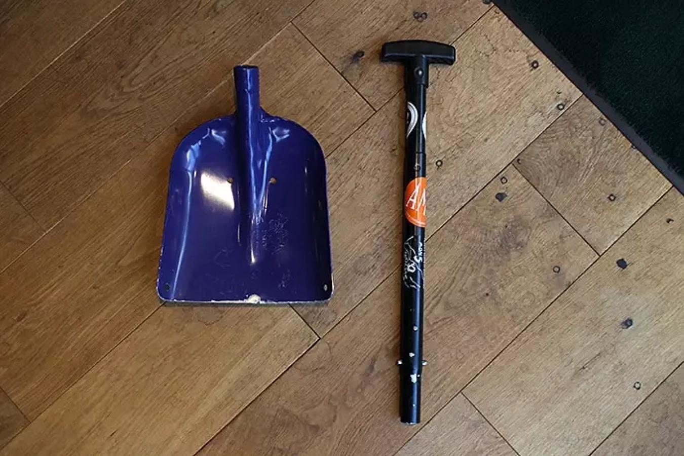 サバイバルオンスノー 雪中キャンプに愛用のショベル