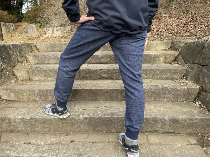 スウェットパンツでありながらコットンライクな風合い マーニャ・フリース・パンツ