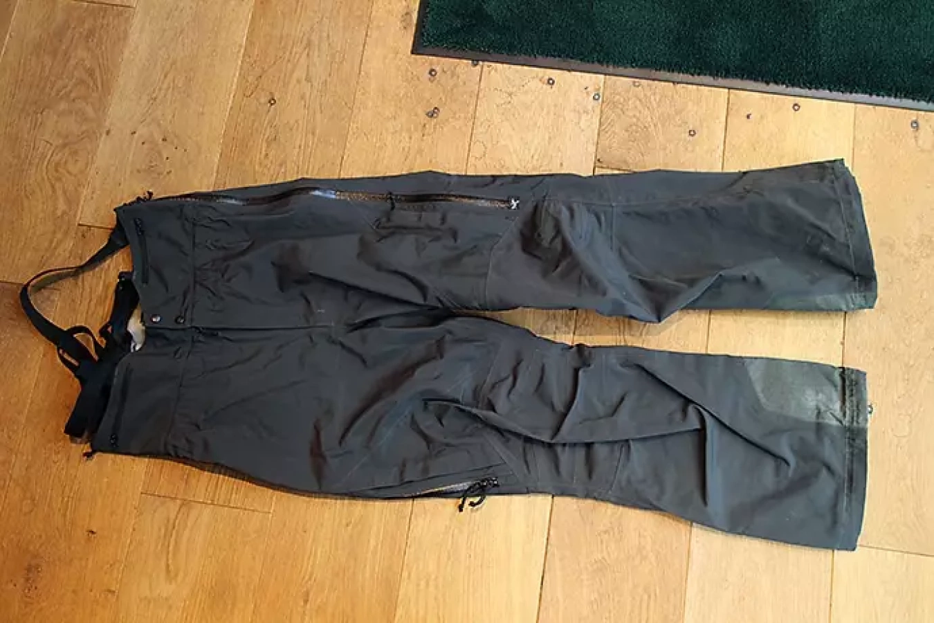 アークテリクス ミニットマンビブパンツ 太めのスタイルが格好いい